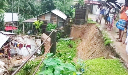 প্রবল বর্ষণে ফের ধস নামল অসমে, দুই নাবালকের মৃত্যু বাড়ি চাপা পড়ে