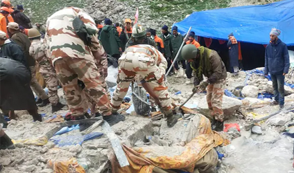 অমরনাথে মেঘভাঙা বৃষ্টি: দিদি মাকে আর খুঁজে পাচ্ছি না, কান্নায় ভেঙে পড়লেন হাওড়ার তরুণী