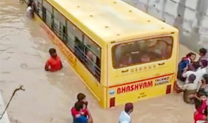 তেলঙ্গানার আন্ডারপাসে অর্ধেক ডুবে স্কুলবাস! উদ্ধার ২৫ জন শিশু, প্রকাশ্যে ভিডিয়ো