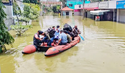 প্রবল বৃষ্টিতে বেঙ্গালুরু যেন নদী, রাস্তায় মাছ ধরছেন ট্রাফিক পুলিশ, ঘরবন্দি বহু মানুষ