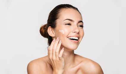 অকালে বুড়িয়ে যাচ্ছে ত্বক? তারুণ্য ধরে রাখবেন কোন পাঁচ উপায়ে?