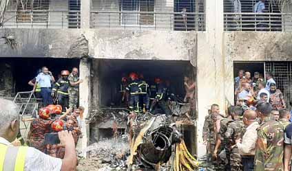 ঢাকায় আচমকা স্কুলের উপর ভেঙে পড়ল বায়ুসেনার বিমান, মৃত্যু এক জনের, দগ্ধ হয়ে হাসপাতালে ২৮ জন