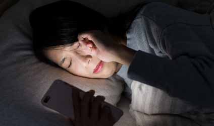 মোবাইলের পর্দায় দীর্ঘ ক্ষণ তাকিয়ে থাকাই শুধু নয়, রোজের এই অভ্যাসগুলিও নিঃশব্দে আমাদের চোখের ক্ষতি করছে