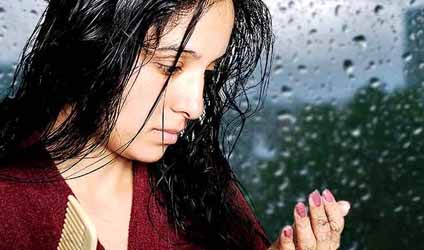 বর্ষায় চুল পড়া নিয়ে নাজেহাল? পাতে রাখুন এই সব খাবার