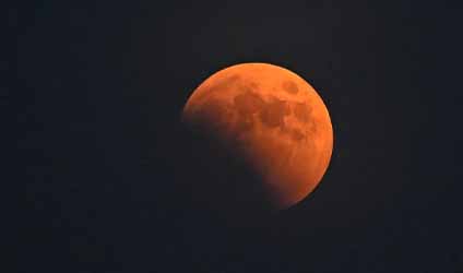 চন্দ্রগ্রহণ চলছে! ঢাকতে শুরু করেছে চাঁদ, কখন দেখা মিলবে ‘রক্তচাঁদের’?